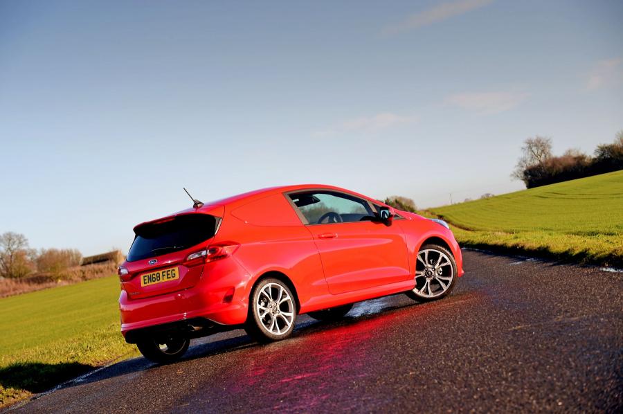  Ford Fiesta Sport Van 2018 года  (UK) (фото 17 из 23)